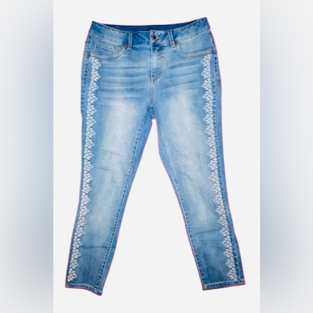 Vintage America Light Blue BOHO CAPRI Jeans with White Embroidery